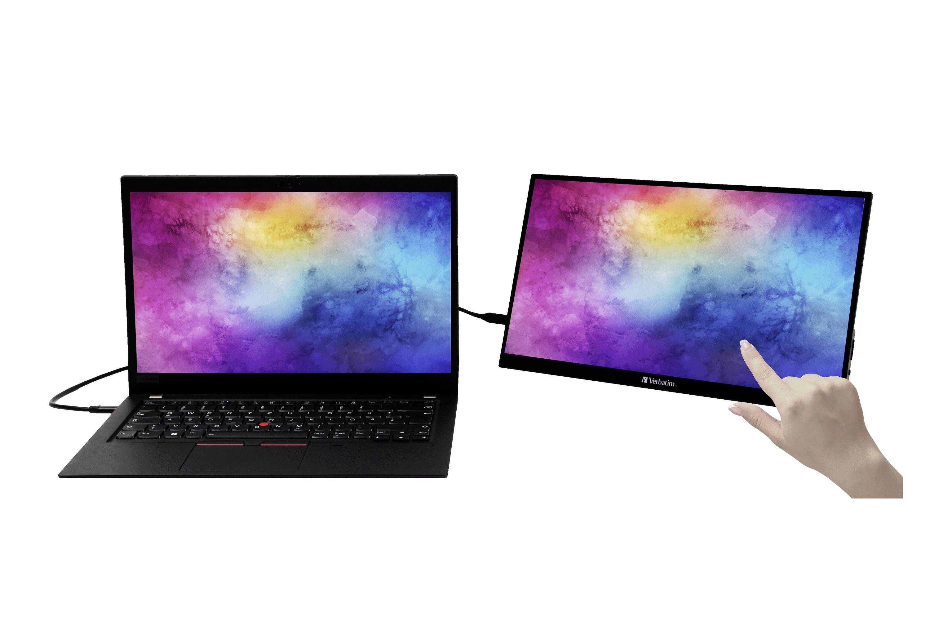 Dva laptopy jsou propojeny. Levý laptop zobrazuje barevný displej, zatímco na pravé straně ruka dotýká obrazovku.