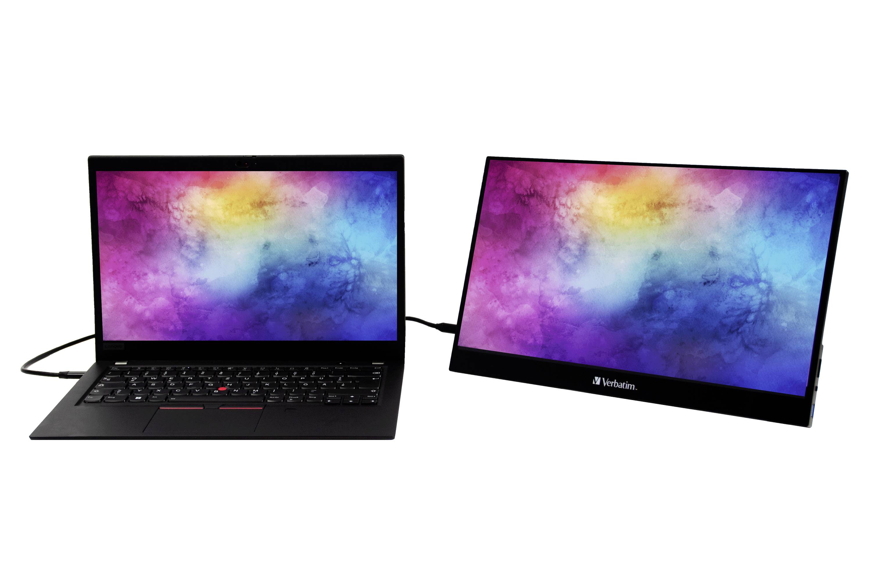 Dva displeje: vlevo notebook s barevným displejem, vpravo externí monitor s podobným designem pozadí.