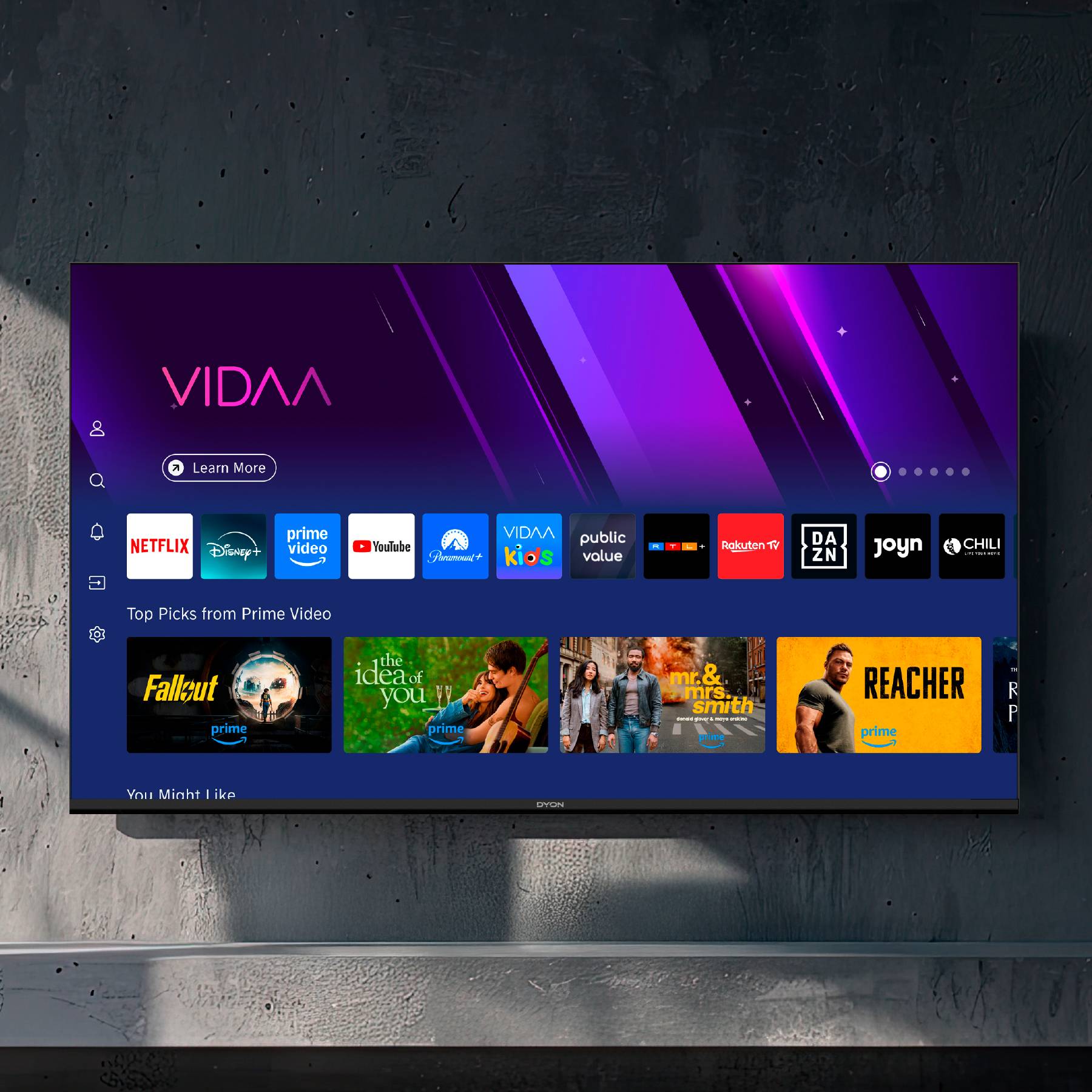 Televizní obrazovka zobrazuje purpurové a černé menu rozhraní "VIDAA" s ikonami streamovacích služeb jako Netflix, Prime Video a další.