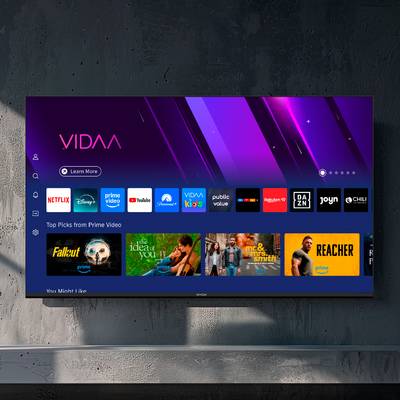 Televizní obrazovka zobrazuje purpurové a černé menu rozhraní "VIDAA" s ikonami streamovacích služeb jako Netflix, Prime Video a další.