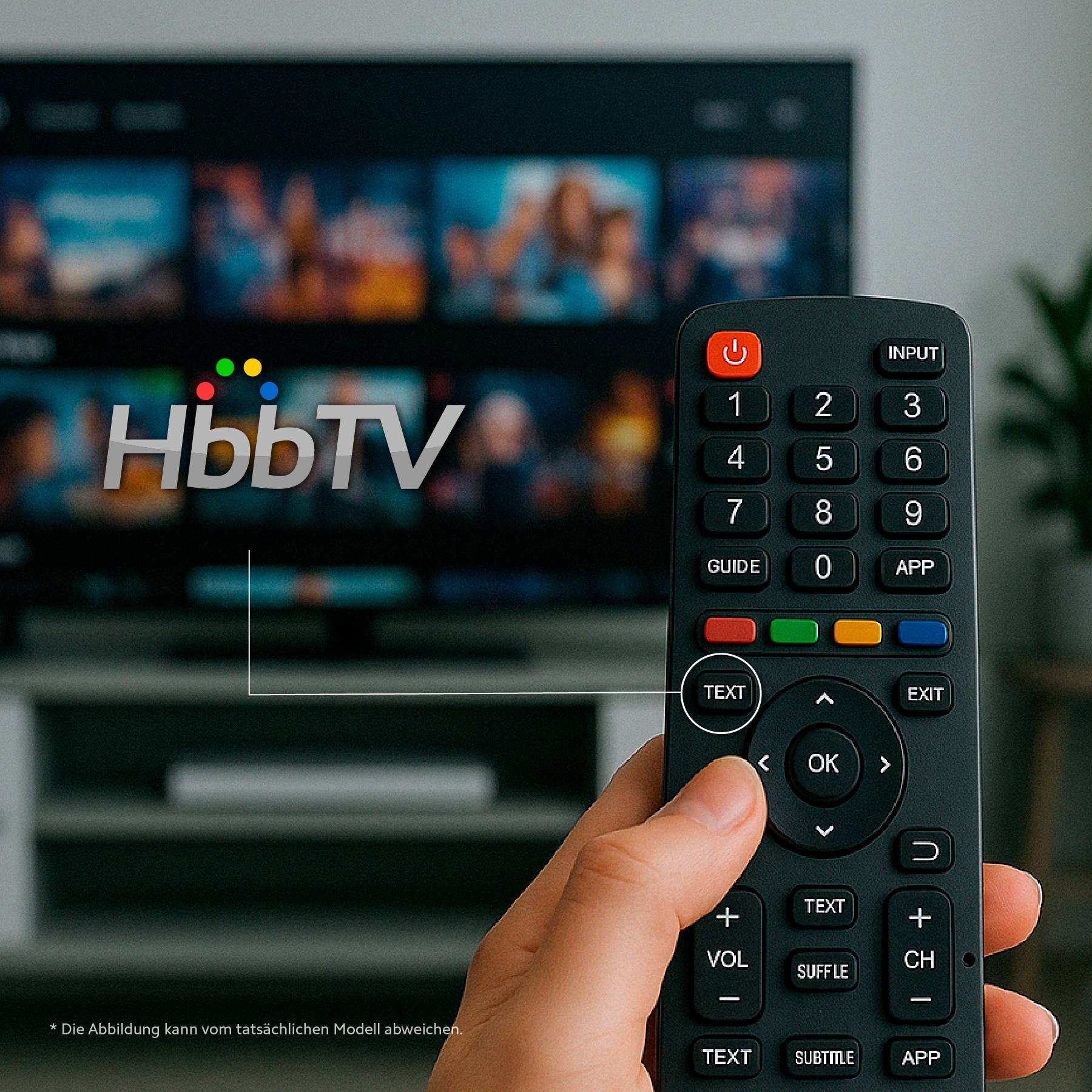 Ruka držící dálkový ovladač v popředí, s obrazovkou televizoru zobrazující text "HbbTV" a rozmazaným pozadím obývacího pokoje.