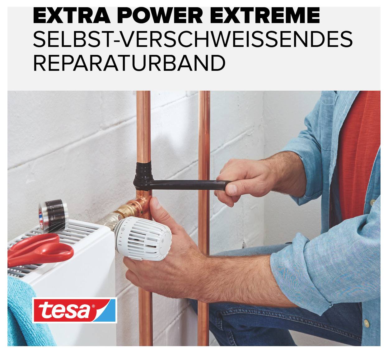 Jedna osoba opravuje měděné potrubí vedle radiátoru pomocí „tesa Extra Power Extreme", samovulkanizační opravné pásky.