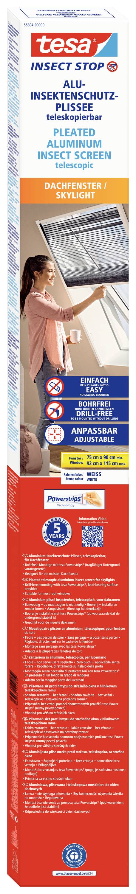 Balení ochranné sítě proti hmyzu od tesa. Zobrazuje ženu, která upevňuje síť na okenní rám. Produkt je samolepicí.