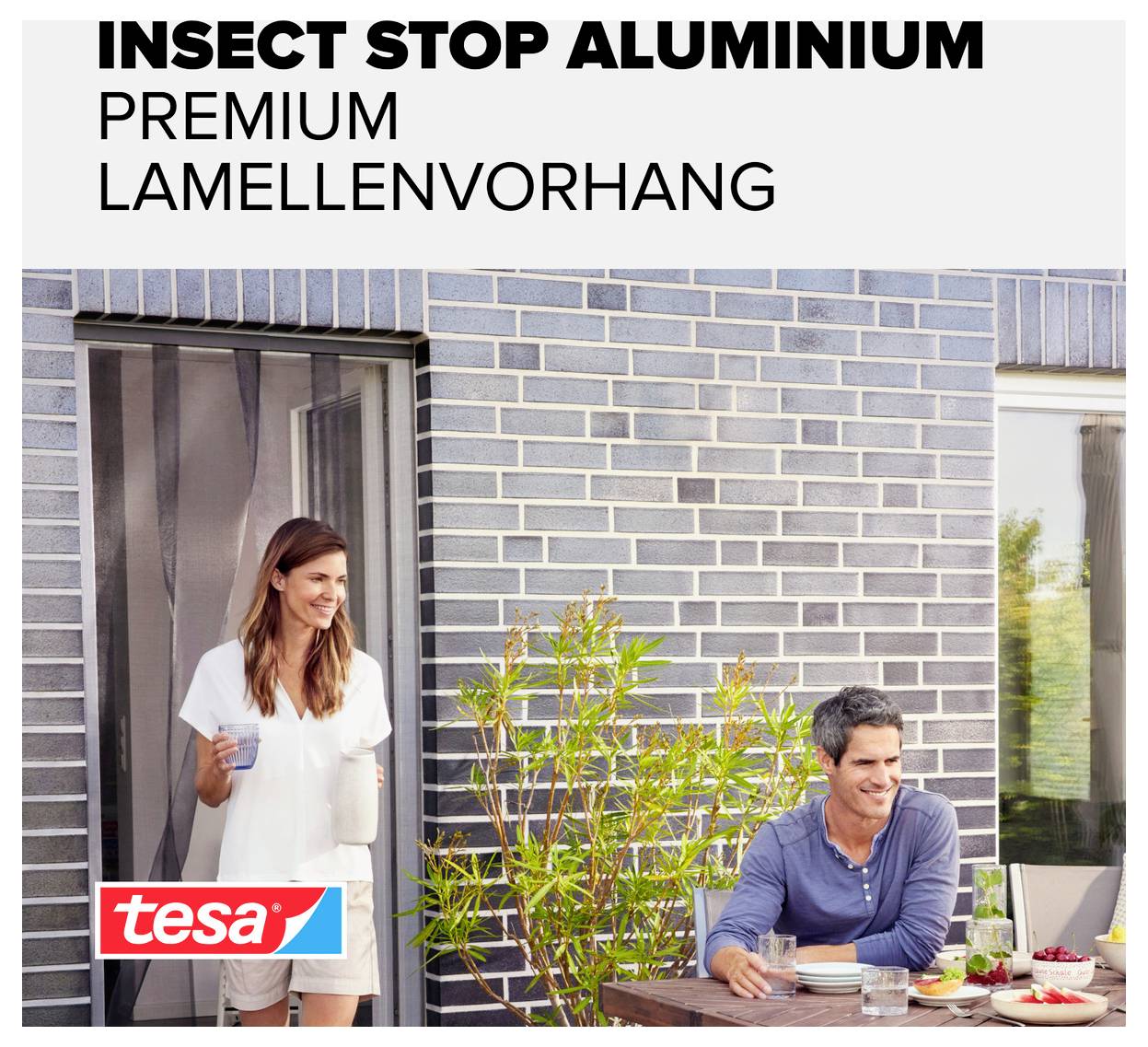 Propagační obrázek na proizvod „INSECT STOP ALUMINIUM PREMIUM LAMELLENVORHANG" zobrazující ženu u dveří s síťkou proti hmyzu a muže jídajícího venku; viditelné logo tesa.