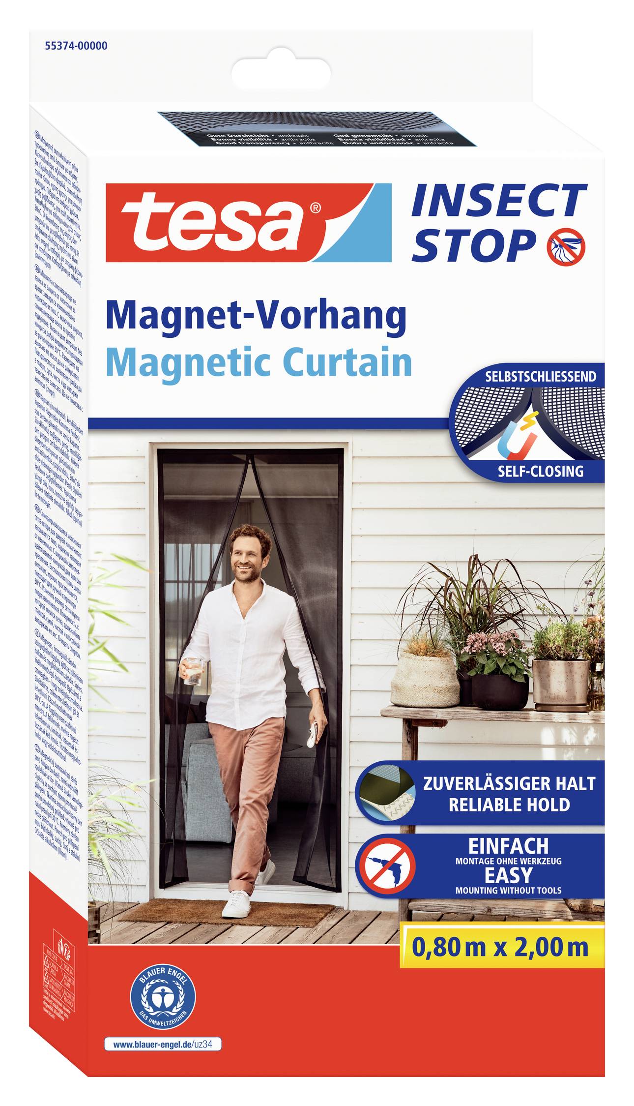 Muž prochází magnetickým síťovaným ochranným závěsem na terase. Obal zobrazuje informace o produktu a rozměry: 0,80 m x 2,00 m.