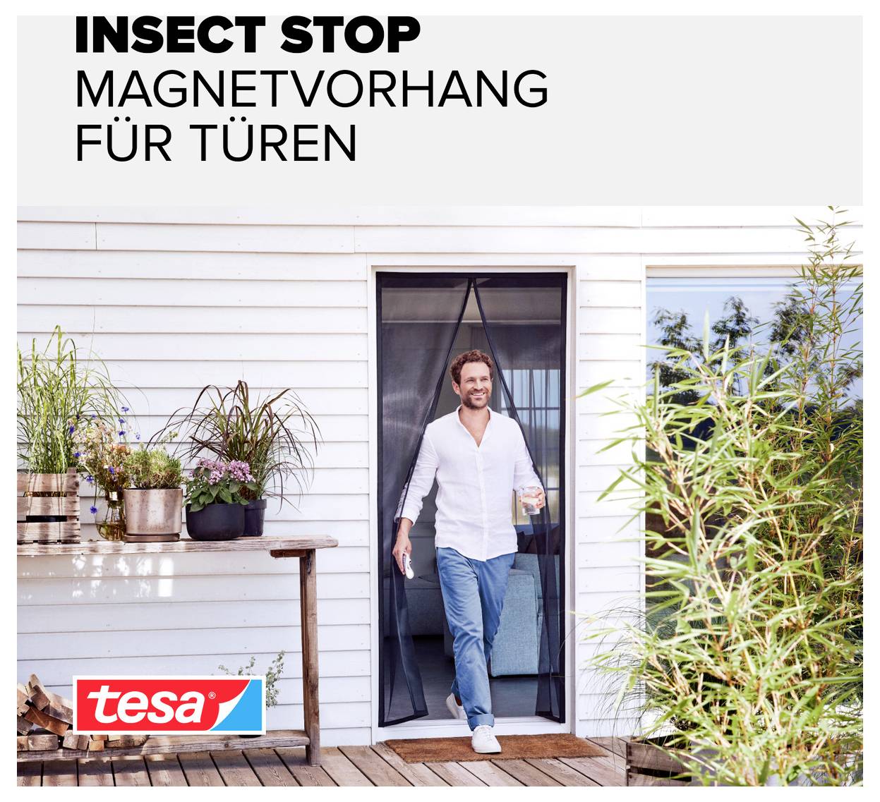 Muž stojící v dveřích s magnetickou sit'ovou clonou na hmyz; text čte "INSECT STOP MAGNETVORHANG FÜR TÜREN" a "tesa".