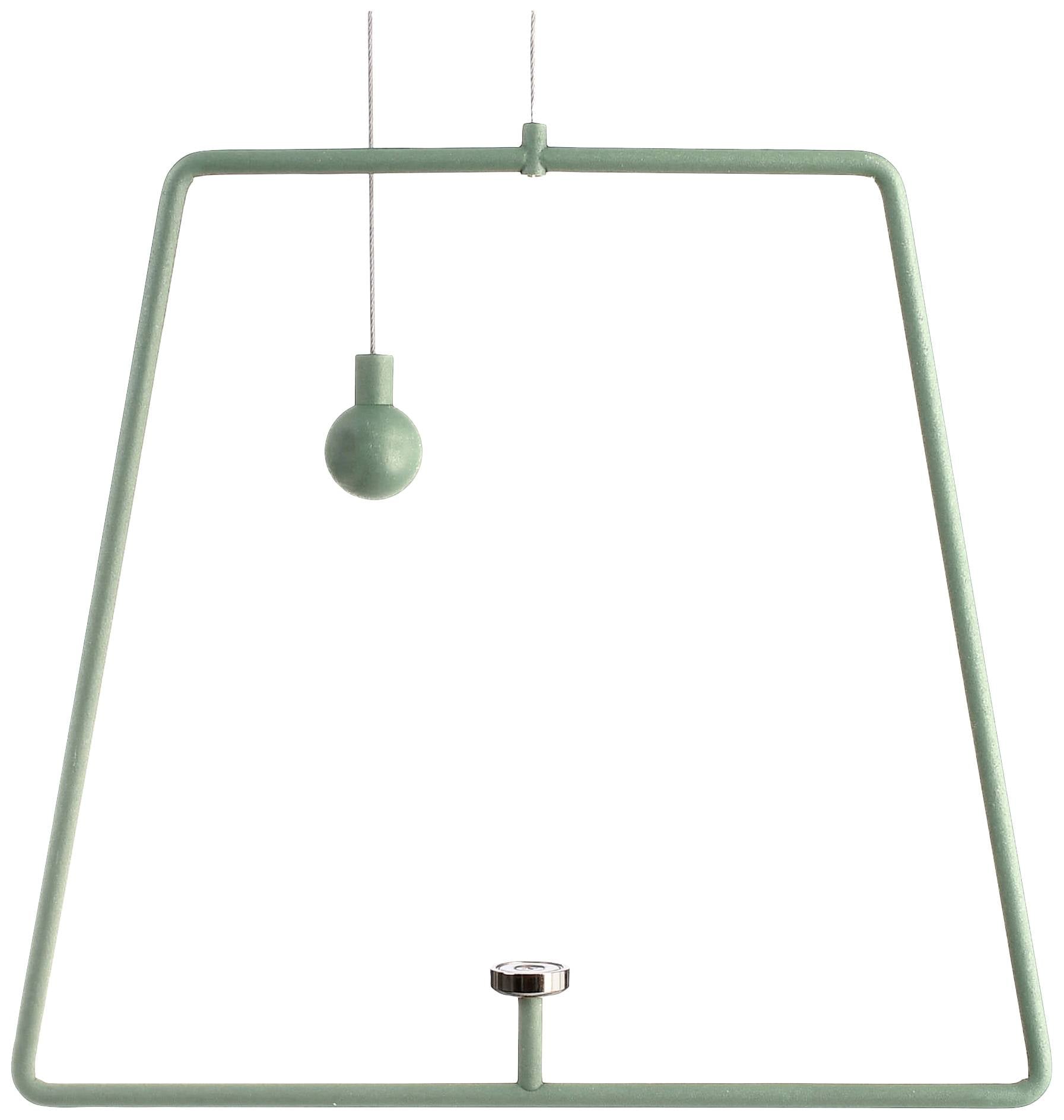 Minimalistický závěsný objekt s čtvercovým rámem, visící koulí a malým kulatým prvkem dole.