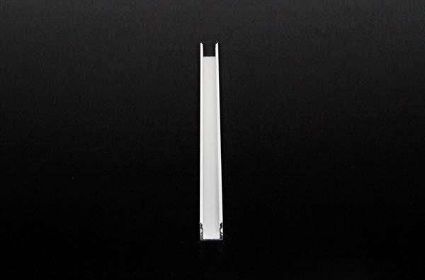 Jedna bílá vertikální čára na černém pozadí.