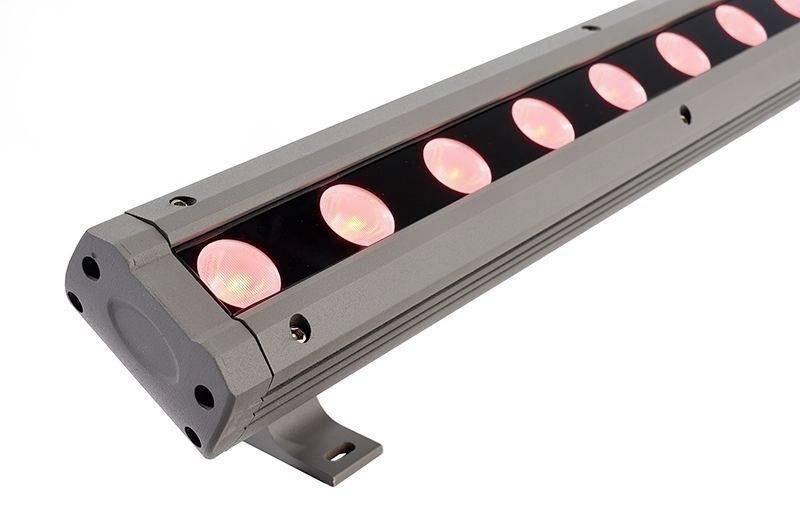 Šedý LED světelný panel s několika červeně svítícími světly, zkosený v rohu, vhodný pro osvětlení místností.
