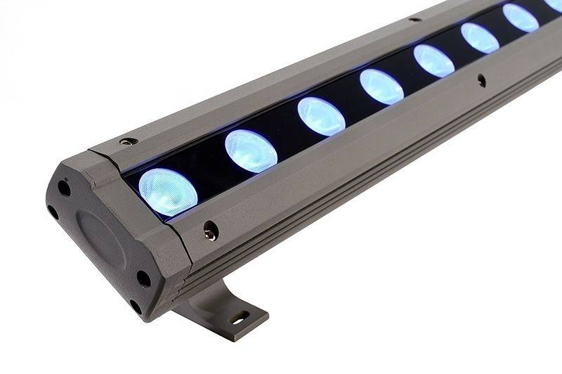 Dlouhé LED světlo ve stříbrném držáku s několika modrými zářivkami. Ideální pro osvětlení pódia nebo dekoraci.