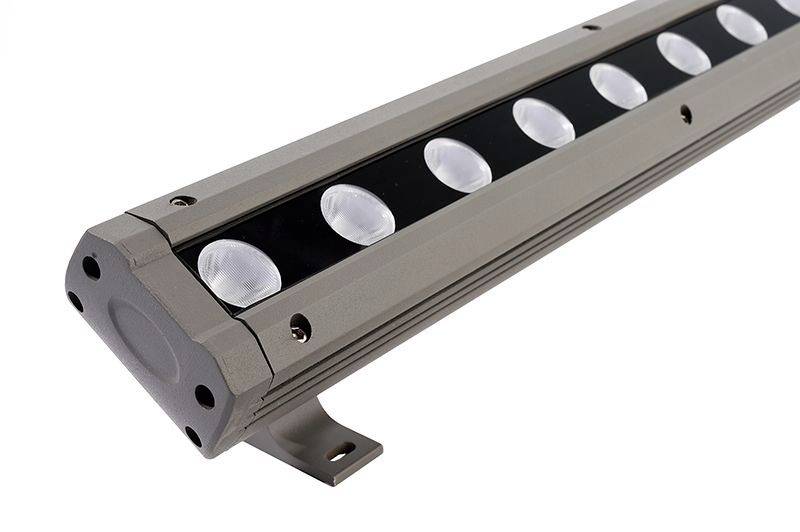 LED světelná lišta, obdélníková, stříbrná, s devíti kulatými čočkami. Vhodná pro lineární osvětlovací aplikace na stropech nebo stěnách.