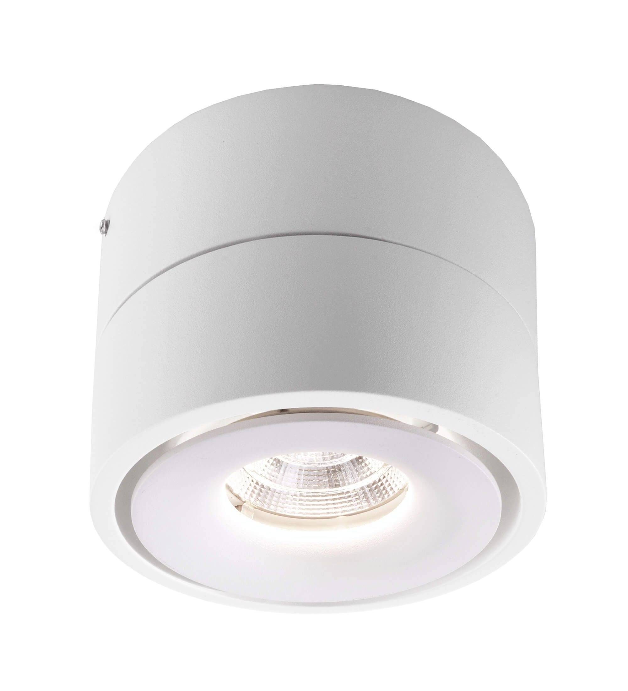 Bílé válcové stropní LED svítidlo s moderním designem, vhodné do obytných nebo kancelářských prostor, které efektivně osvětluje místnost.