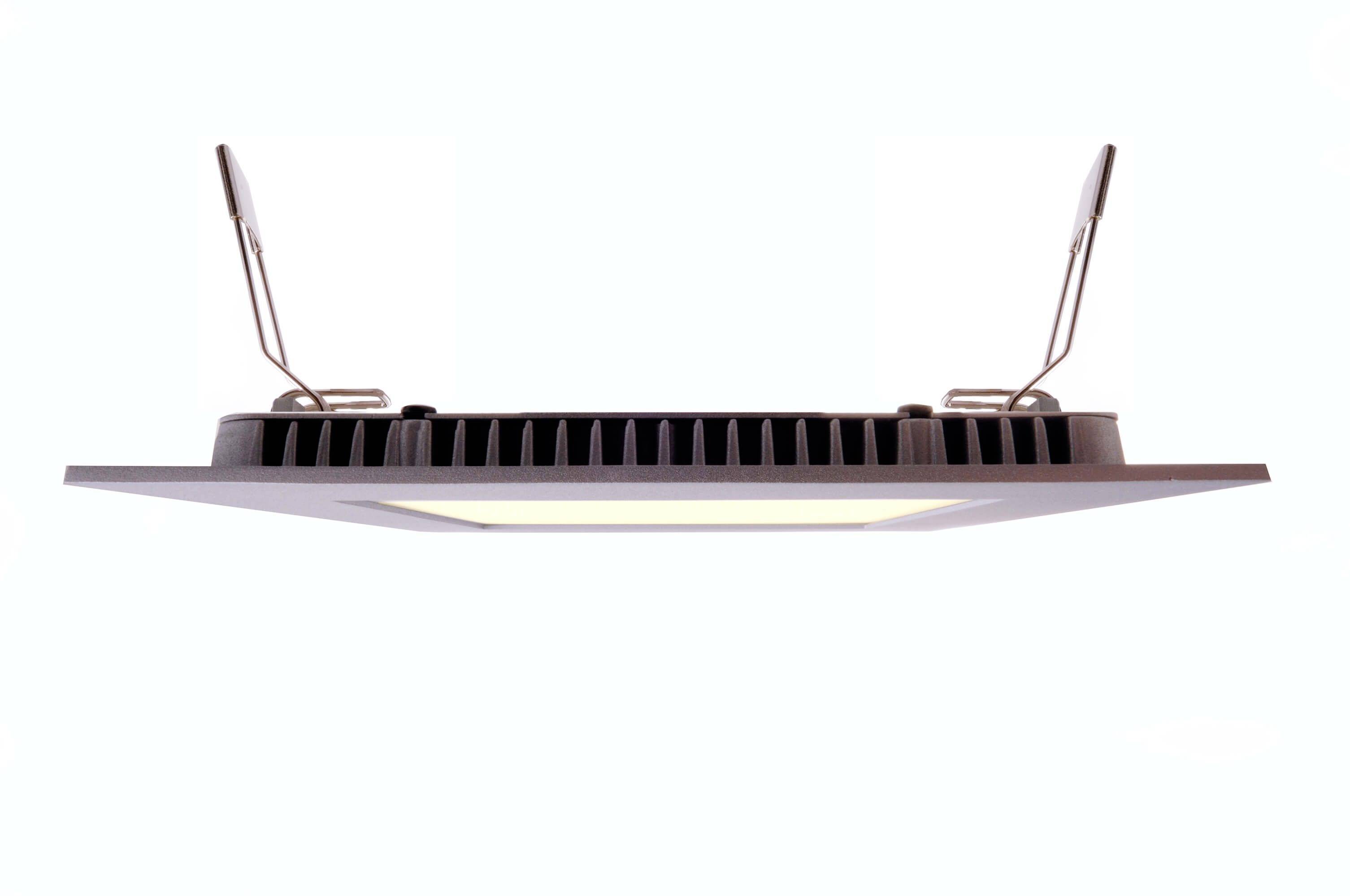 Čtvercový LED panel s chladicími žebry a dvěma upevňovacími sponkami, který vyzařuje světlo směrem dolů.