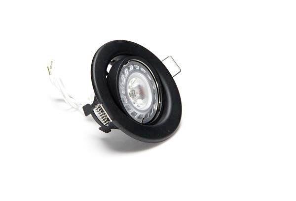 Černý, kulatý bodový reflektor s LED světlem a bílými připojovacími vodiči na bílém pozadí.