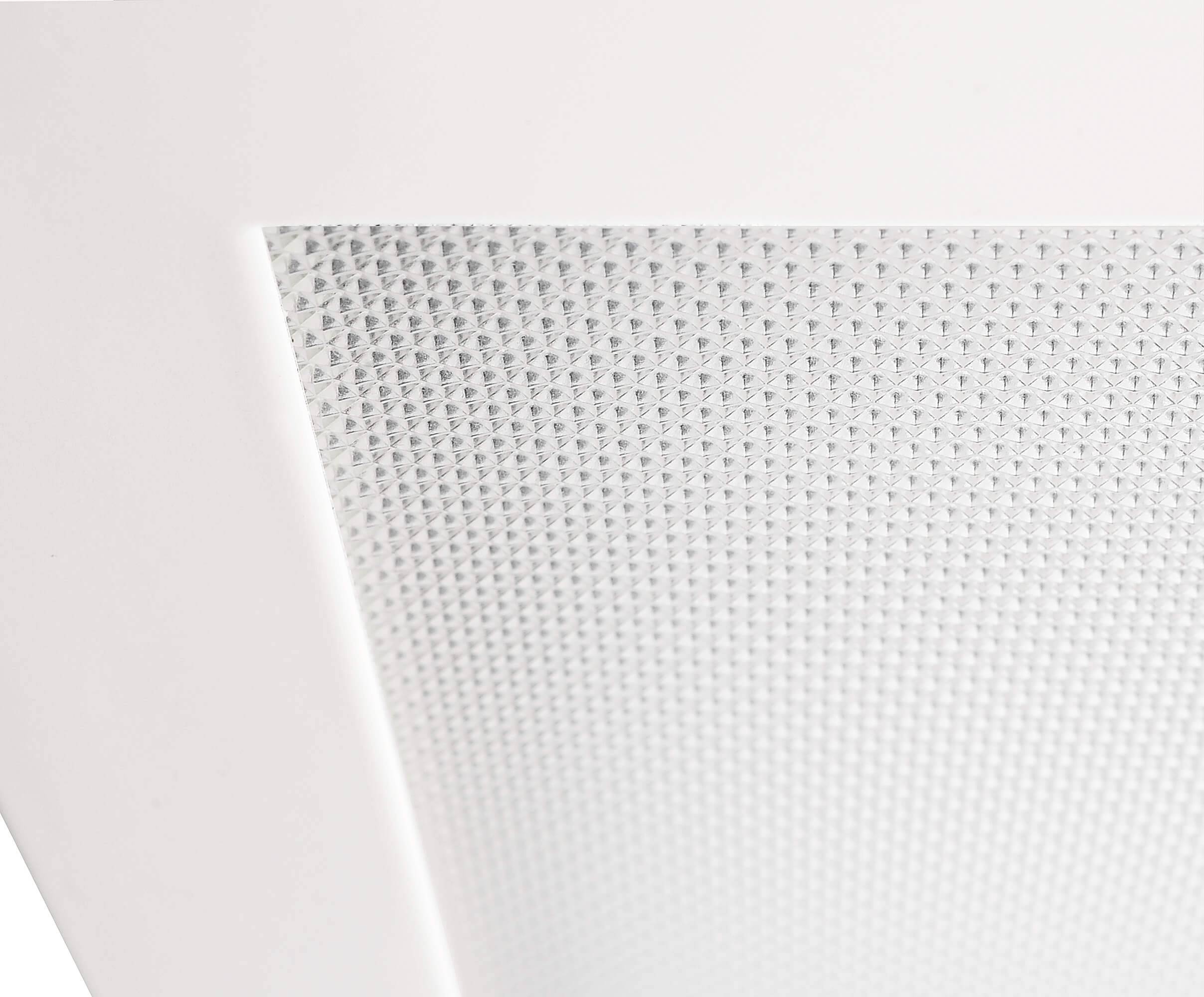 Detailní záběr bílého strukturovaného objektu trojúhelníkového tvaru. Povrch má mřížkovitý vzor.