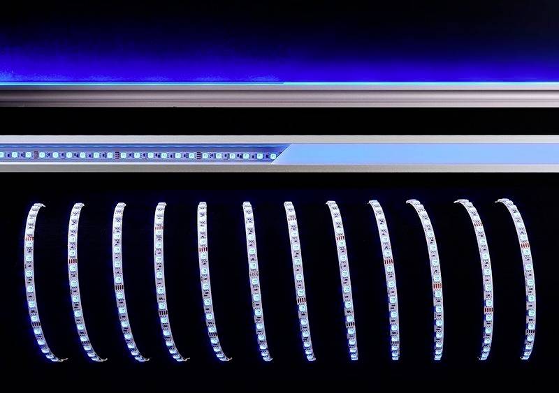 Několik zakřivených LED pásků s různým stupněm zakřivení je uspořádáno a osvětleno před tmavým pozadím.