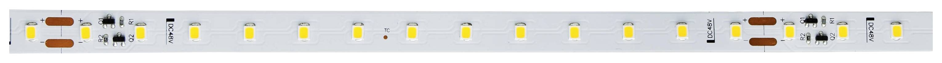 LED pásek se žlutými LED čipy a hnědými rezistory, rovnoměrně rozmístěnými na bílém nosiči, určený pro osvětlovací aplikace.