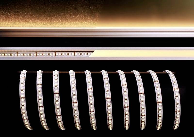 LED osvětlení ve formě svítících pruhů na stropě, které místnosti poskytuje teplé, rovnoměrné světlo.