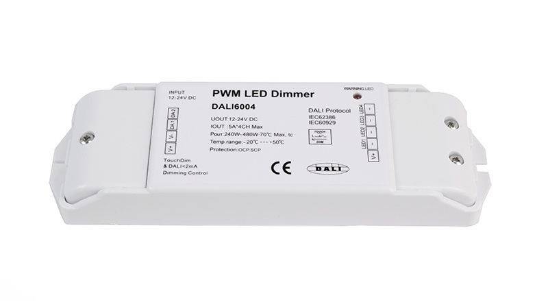 'PWM LED stmívač DALI6004' pouzdro s technickými specifikacemi: Vstup 12-24V DC, Výstup 12-48V DC, Max 4x5A, Stupeň krytí IP20.