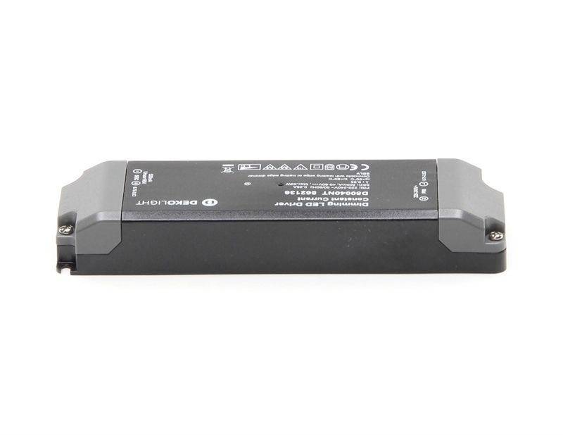 Obdélníkový LED driver od Devolight, model LDC-20W, černý, s technickým popisem na horní straně. Vhodný pro 20W LED.