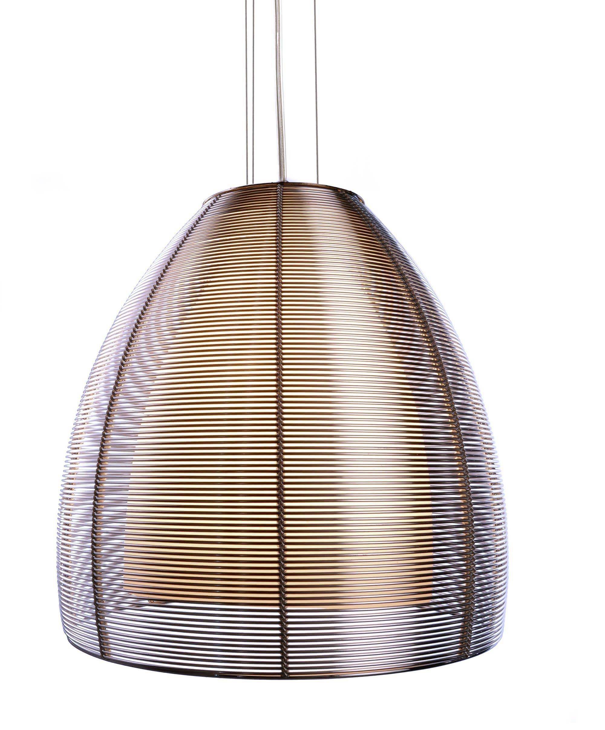 Moderní závěsná lampa s jednoduchým, pruhovaným stínidlem, která vyzařuje teplé světlo. Vhodná do obytných prostor a jídelních oblastí.