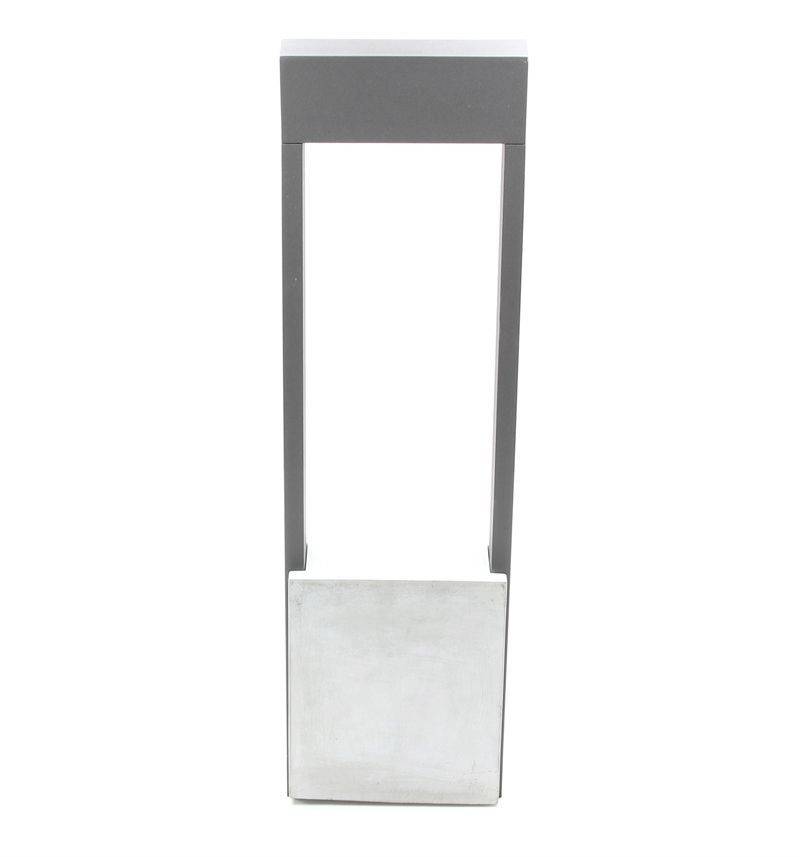 Moderní minimalistická stojací lampa s obdélníkovým rámem a čtvercovým osvětlovacím tělesem, vhodná do venkovních prostor.