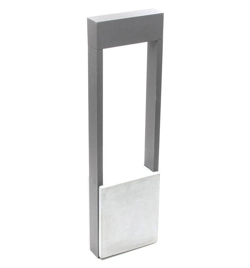 Šedý, obdélníkový kovový předmět, který se podobá rámu, s deskou na spodním konci. Pravděpodobně součást nějakého technického zařízení.