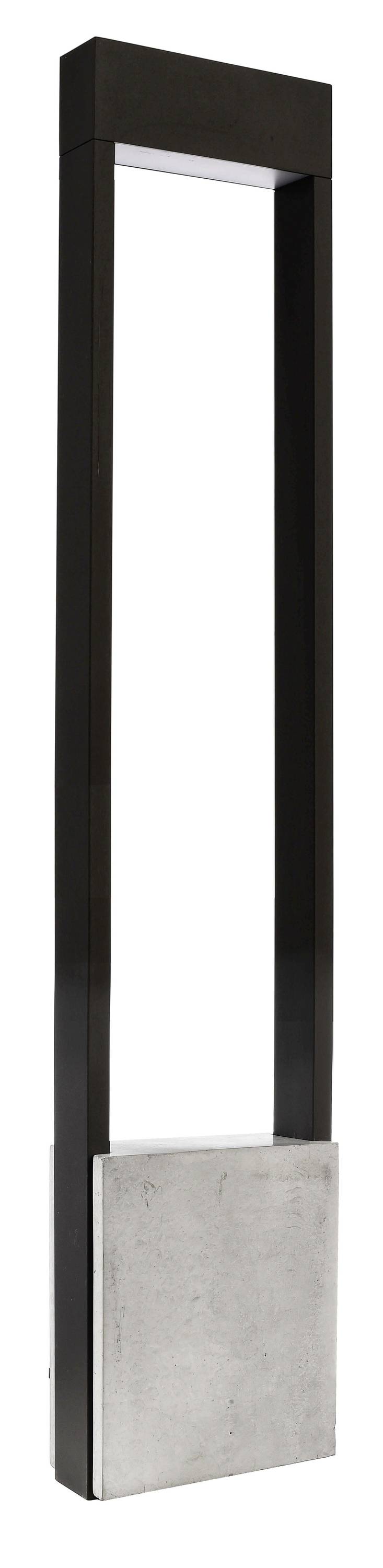 Černá, obdélníková rámová struktura s šedým čtvercovým podstavcem pod ní.