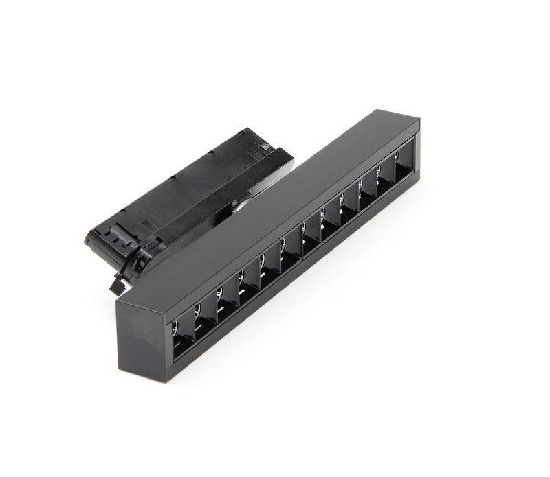 Černý, pravoúhlý RJ-45 patch panel s několika porty na bílém povrchu, pravděpodobně určený pro síťové propojení.