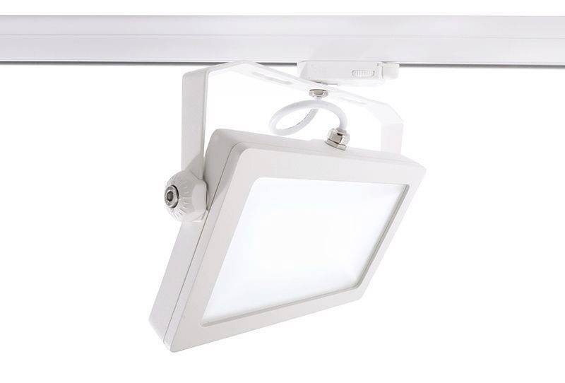 Obdélníkový LED reflektor v bílém pouzdře je namontován na kolejnici.