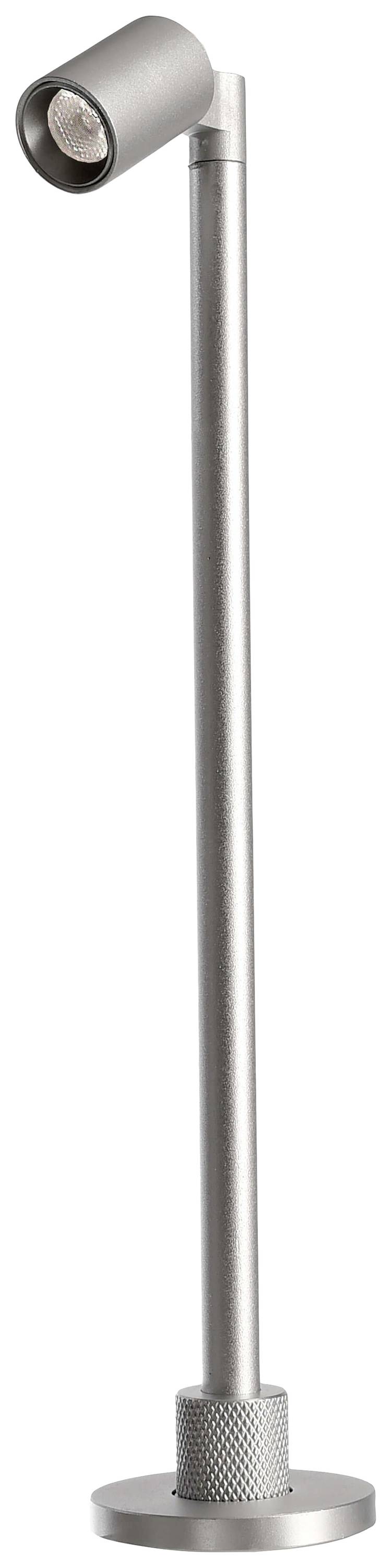 Stříbrná stojací lampa s nastavitelnou hlavou. Ideální pro cílené osvětlení v moderních interiérech.