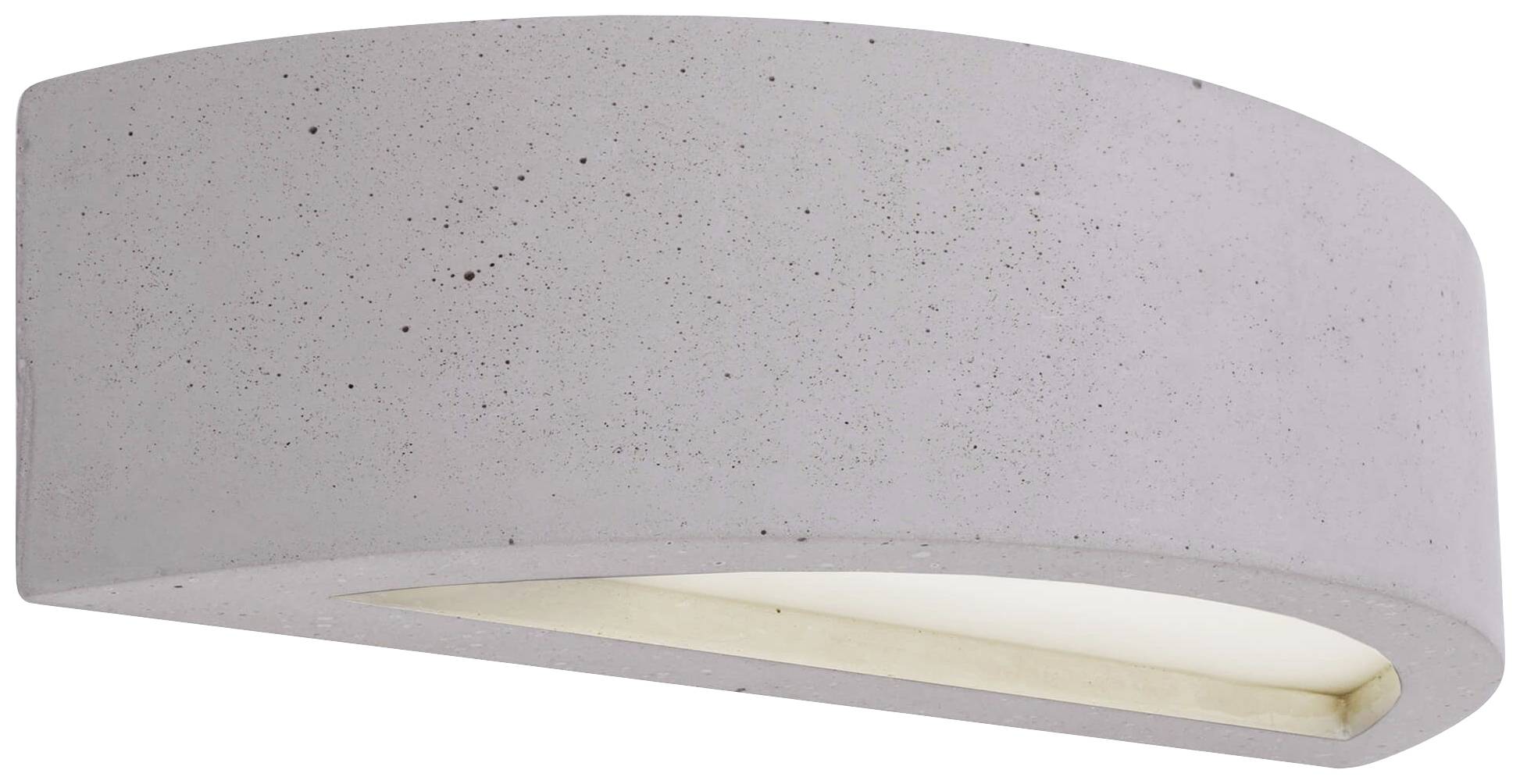 Ohnutá nástěnná lampa z betonu ve světle šedé barvě s viditelnou žárovkou na spodní straně. Minimalistický design.