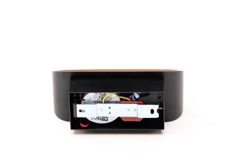 Černé, obdélníkové zařízení s otevřeným prostorem odhaluje barevné kabely a elektronické součástky uvnitř.