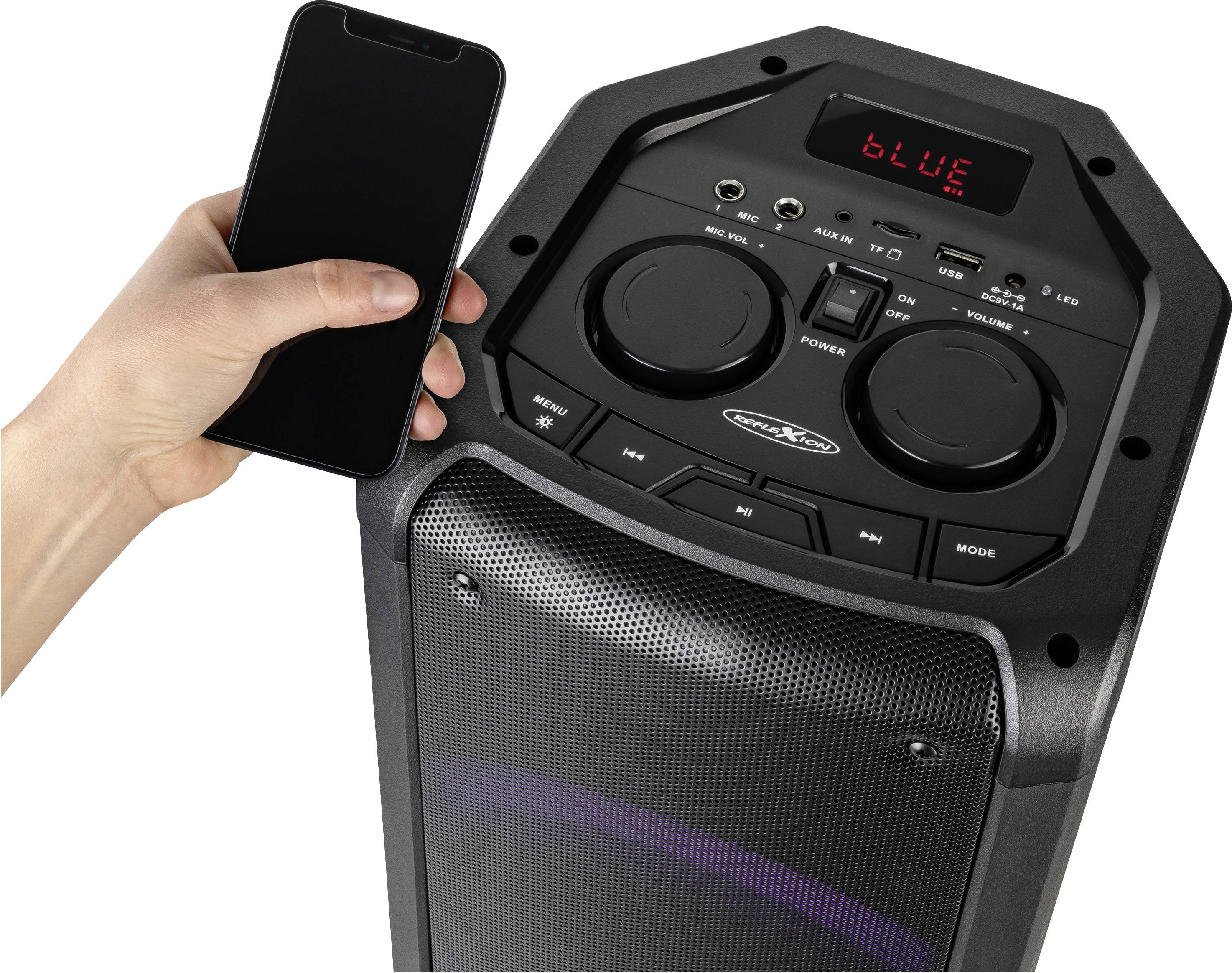 Osoba připojuje smartphone přes Bluetooth k reproduktoru. Na displeji reproduktoru se zobrazuje nápis 'BLUE'.