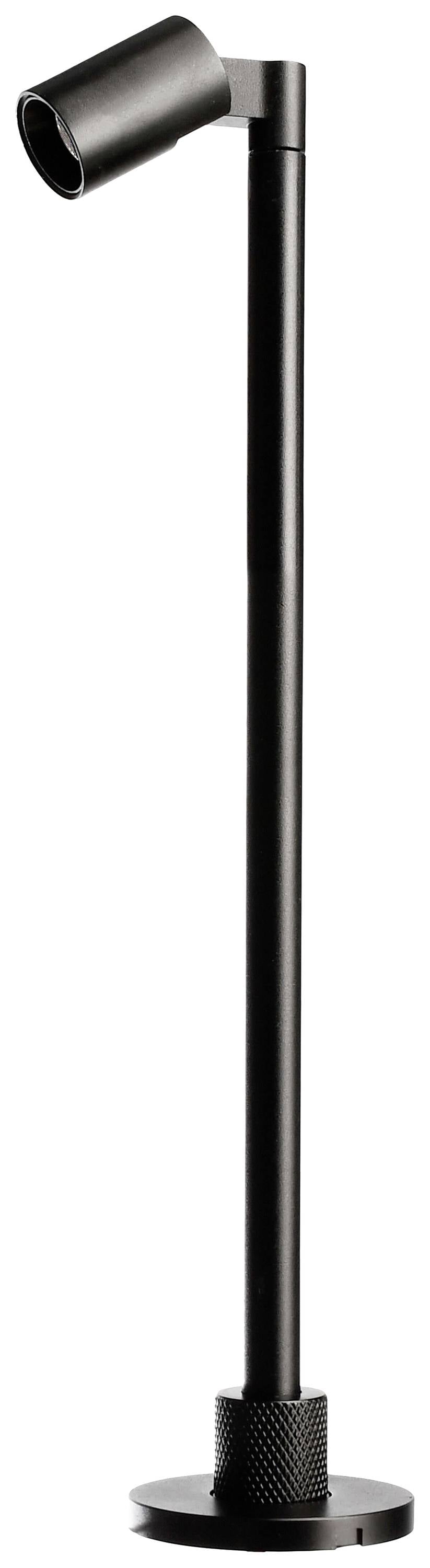 Černá stojací lampa s naklápěcí hlavou, vhodná pro bodové osvětlení. Má štíhlý, moderní design.