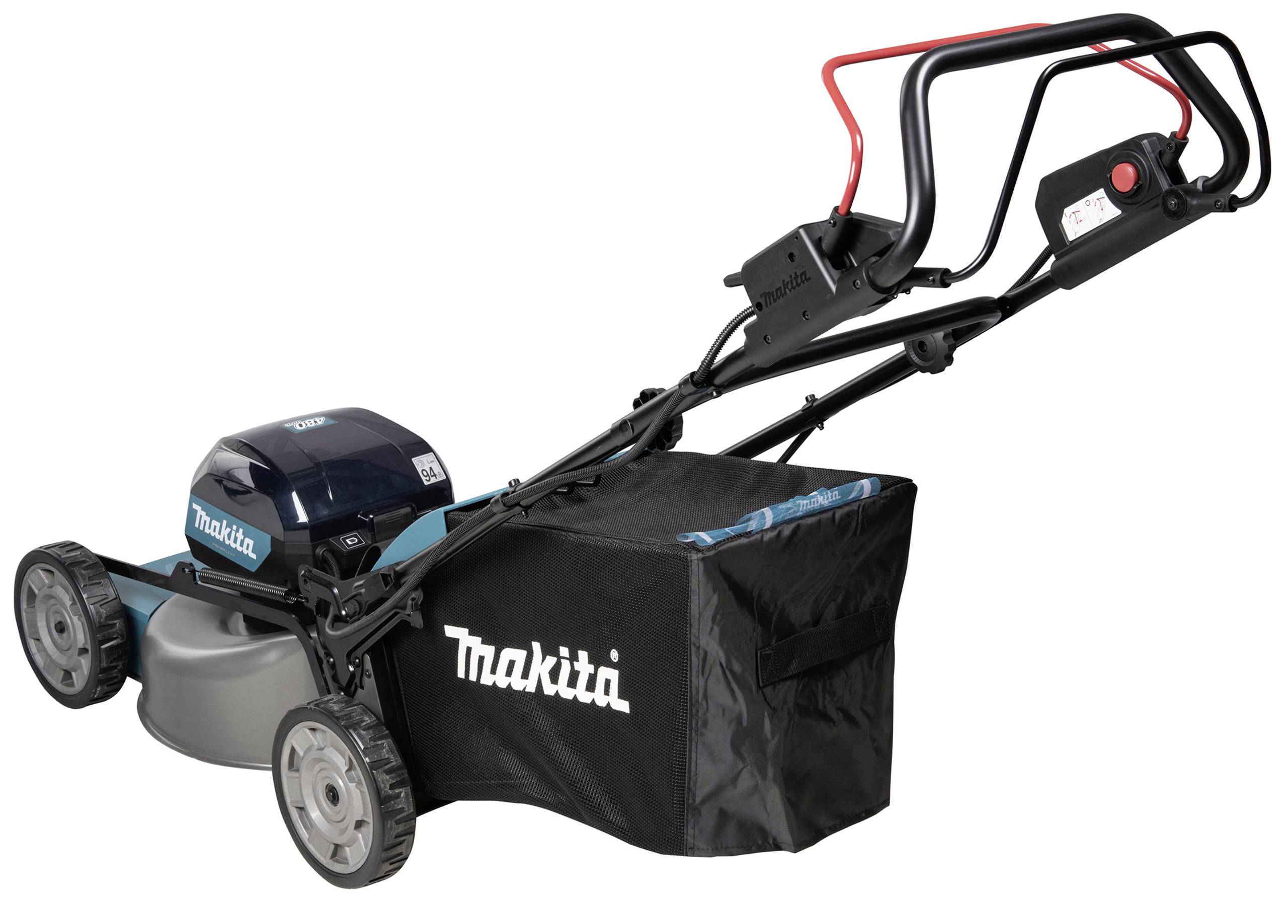 Elektrická sekačka s košem na trávu, černě a modře zbarvená, na čtyřech kolech. Značka 'Makita'. Vhodná pro středně velké travnaté plochy.