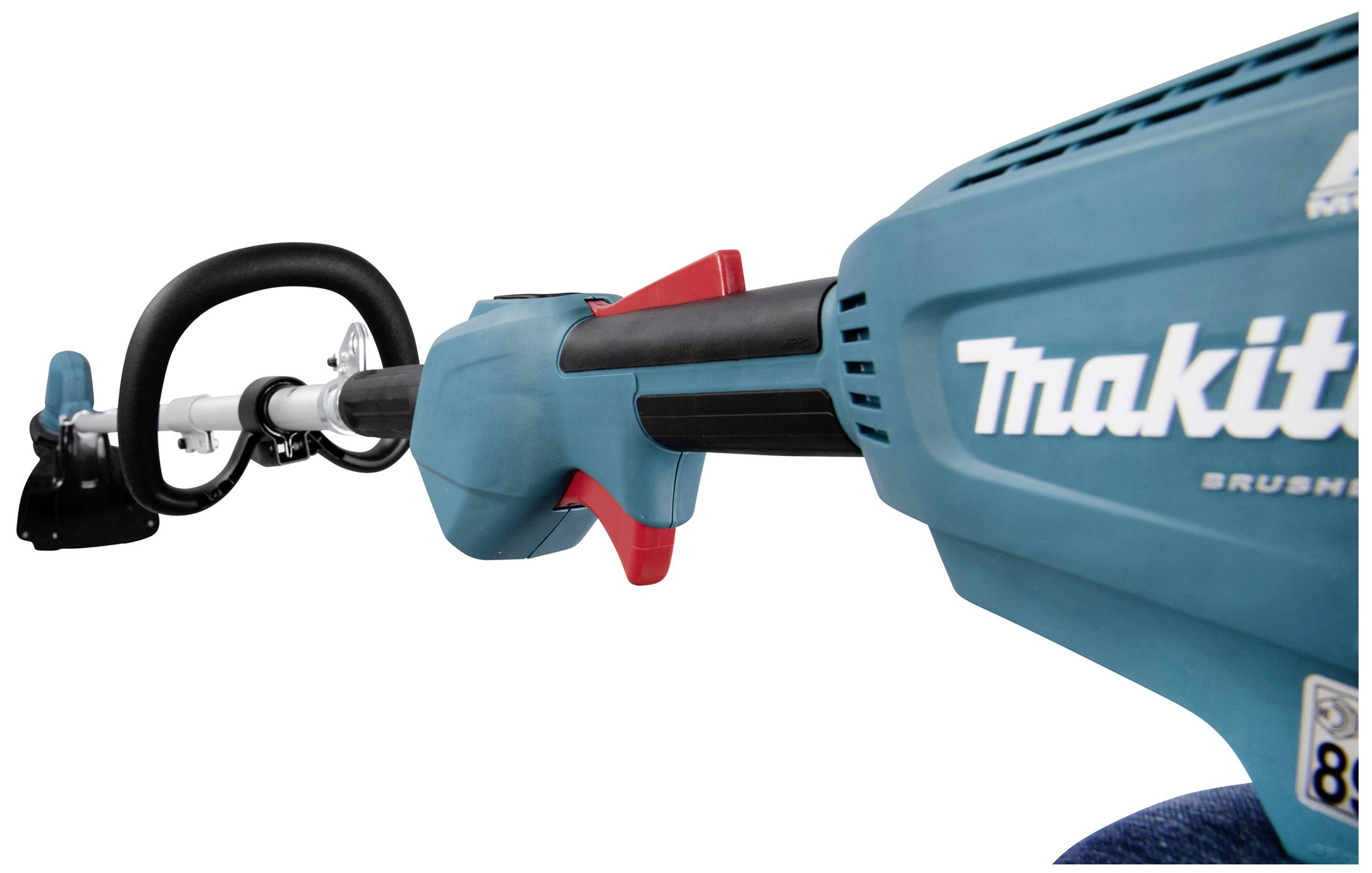 Modrý elektrický vyžínač značky Makita, fotografovaný z boku. Je vidět design rukojeti a název značky.