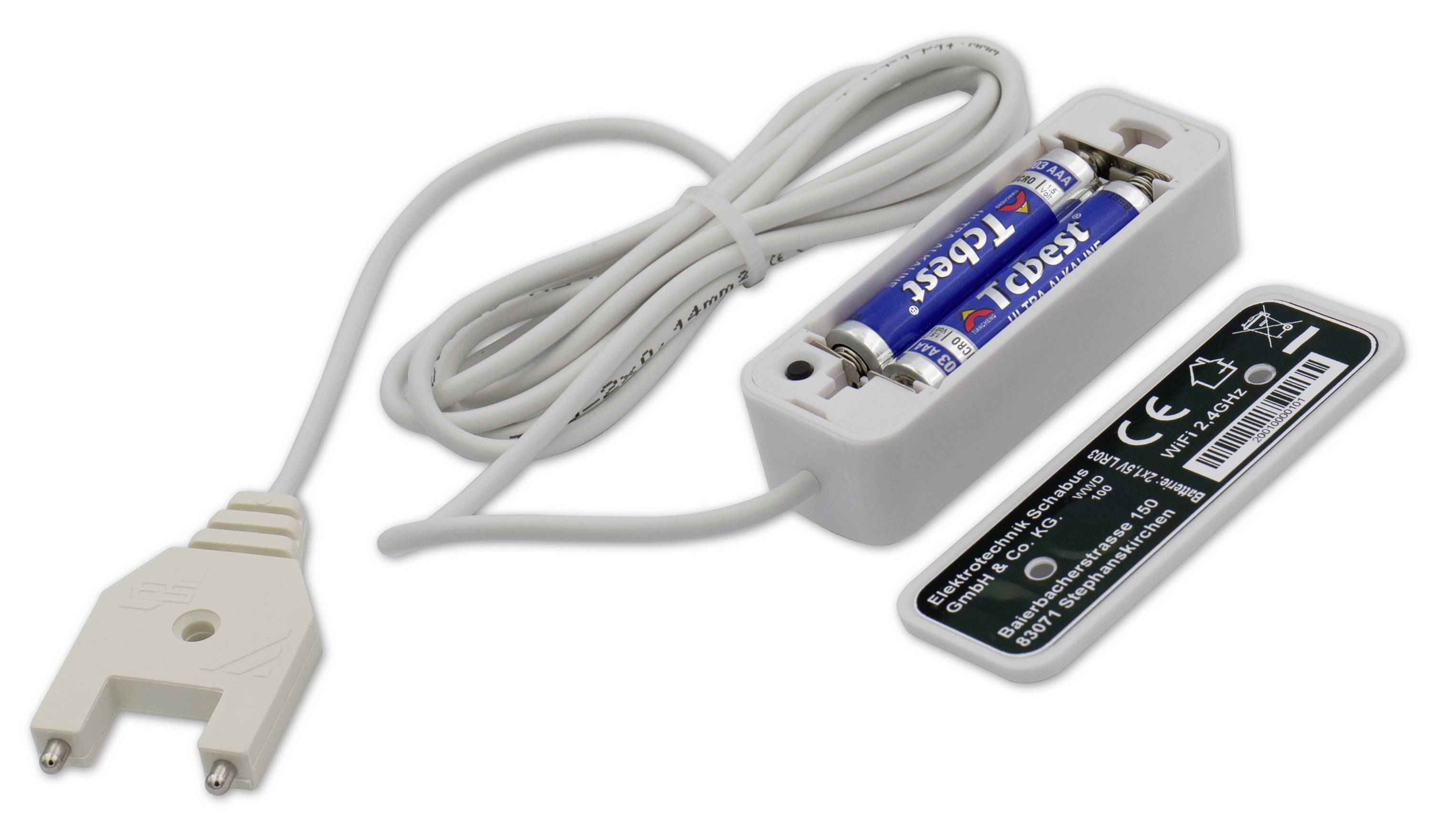 Bílý teplotní senzor se dvěma bateriemi AA, kabel a konektor vedle něj.