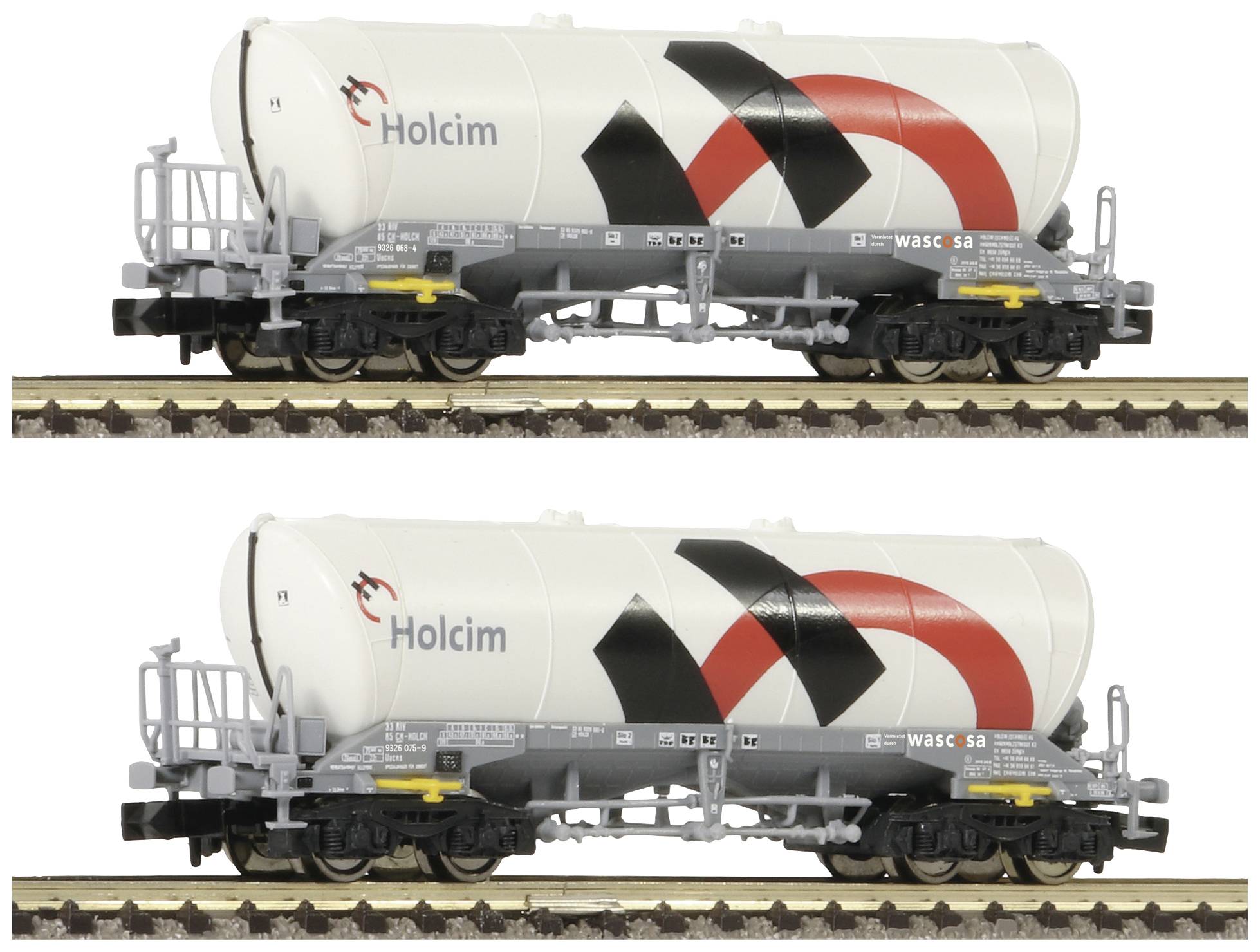 Dva nákladní železniční vozy s logem 'Holcim' a černým a červeným vzorem, stojící na kolejích. Vozy nesou cementové tanky a mají identický design.