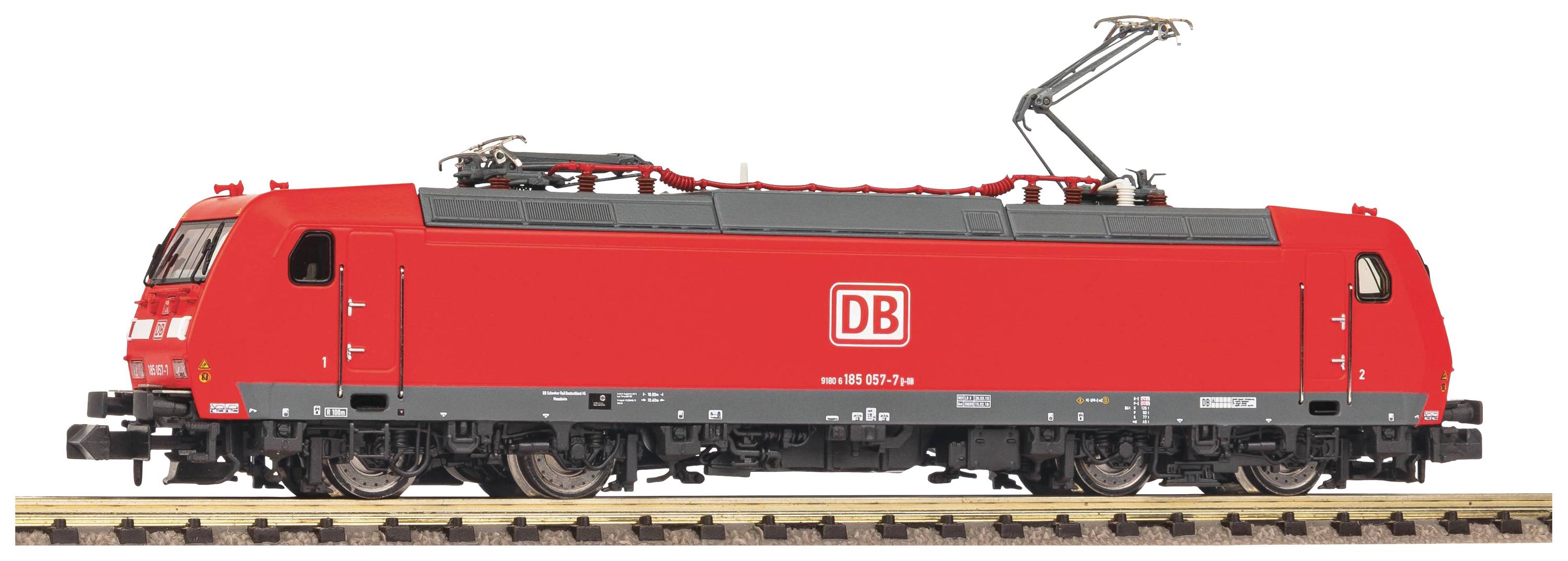 Červený vlak Deutsche Bahn stojí na koleji. Je viditelný boční pohled, logo DB a sběrač proudu.