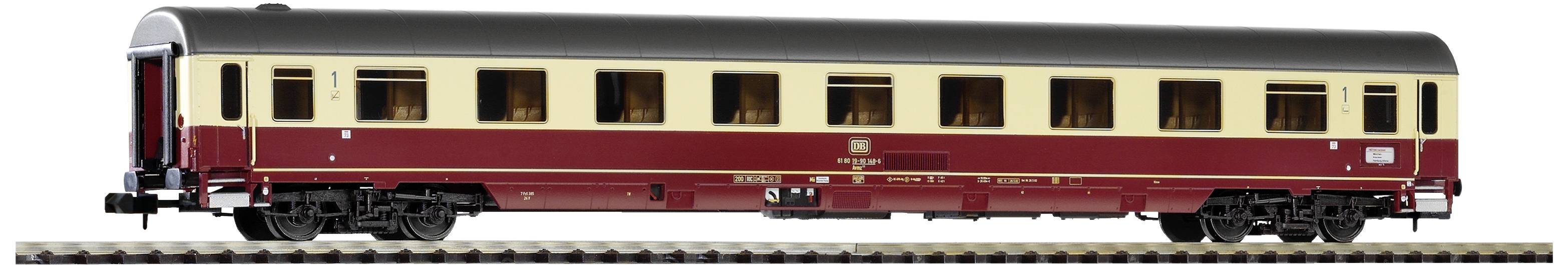 Model železničního osobního vozu v červeno-béžové barvě, pohled z boku, stojí na koleji. Vůz je detailně zpracován.