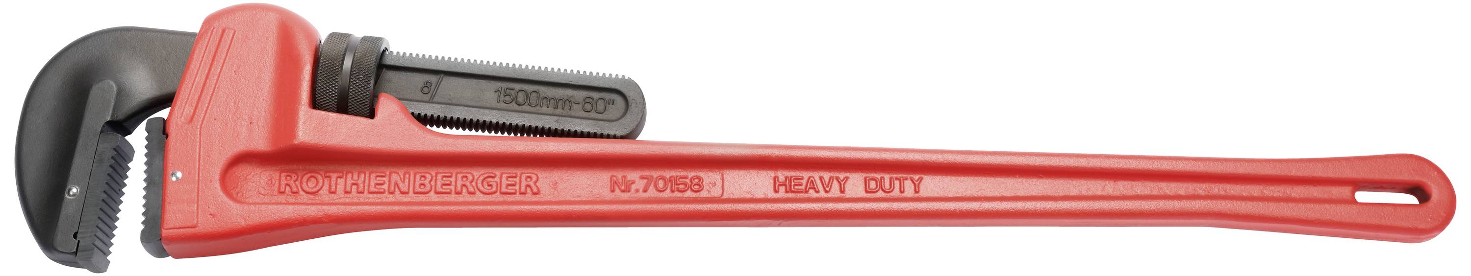 Velký červený instalatérský klíč z kovu, označený nápisem 'HEAVY DUTY', leží napříč. Používá se pro instalatérské práce.