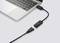 Laptop připojený k HDMI kabelu, který je zapojen do adaptéru. Adaptér propojuje kabel s laptopem.