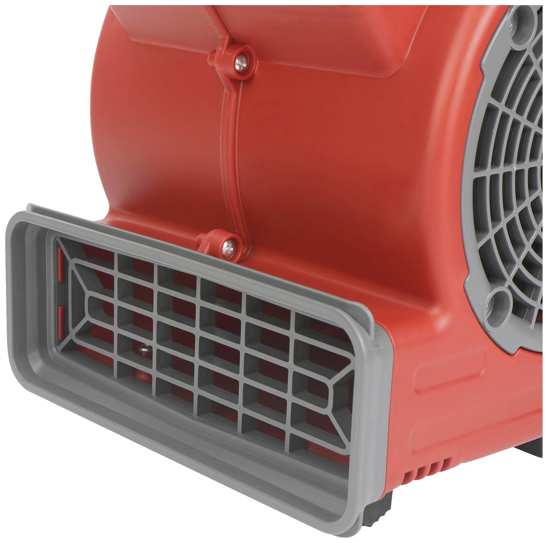 Červený a šedý podlahový ventilátor s obdélníkovým výstupem vzduchu a viditelným oběžným kolem, používaný pro cirkulaci vzduchu nebo sušení.
