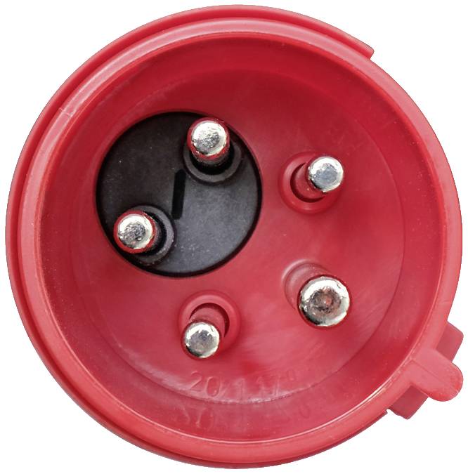 Červená, kulatá síťová zástrčka se čtyřmi kovovými kolíky uvnitř, používaná pro elektrické spotřebiče, znázorňuje typickou evropskou průmyslovou zástrčku.