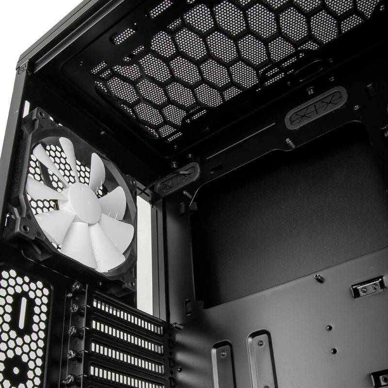 Prázdný počítačový case zevnitř s viditelným ventilátorem na boku. Nahoře a vzadu jsou větrací štěrbiny pro chlazení.