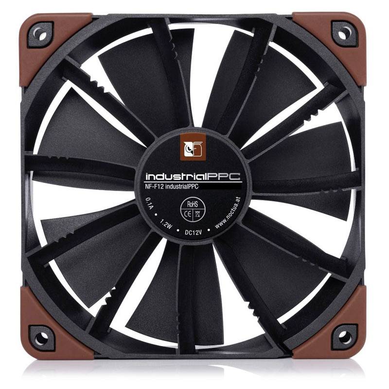 Černý počítačový ventilátor s nápisem 'industrialPPC' uprostřed. Čtvercový design s hnědými rohy.