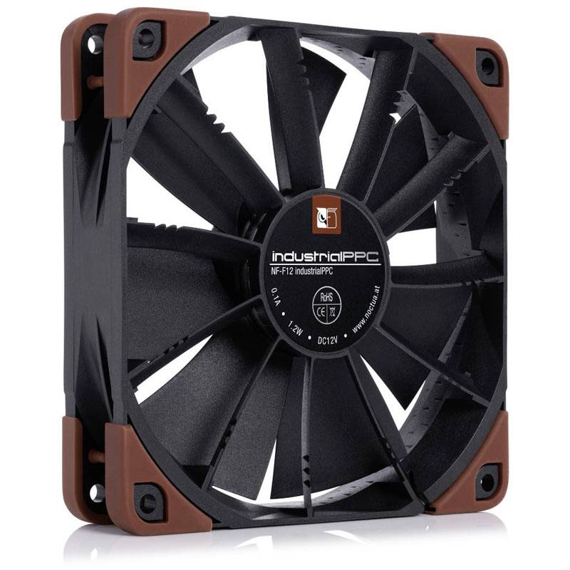 Černý počítačový ventilátor s hnědými rohy, model 'NF-F12 industrialPPC', leží na bílém pozadí.