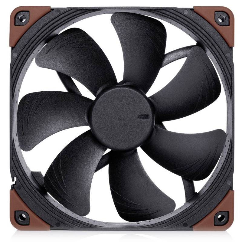 Černý počítačový ventilátor se sedmi zaoblenými lopatkami a hnědými rohy, namontovaný v čtvercovém držáku.