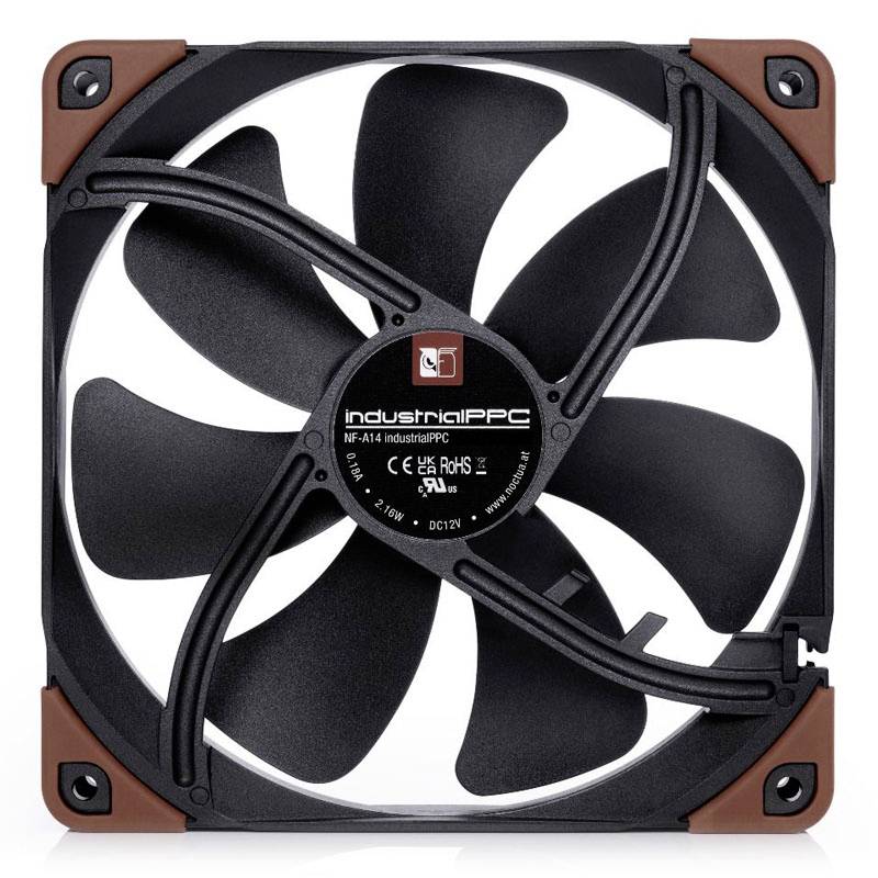 Černý počítačový ventilátor s šesti lopatkami, označený nápisem 'industrialPPC'. Rohy zvýrazněné hnědou barvou.